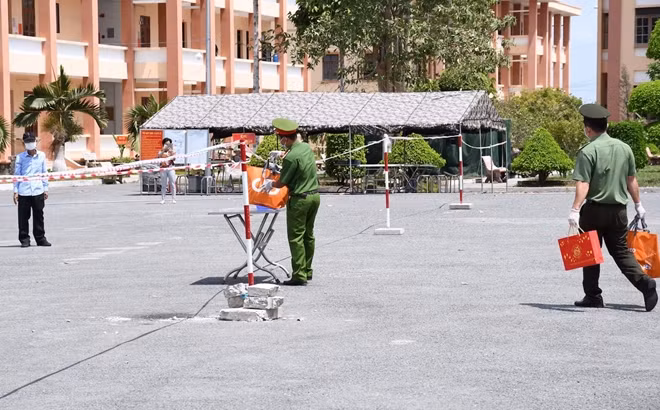 Thực phẩm được lực lượng Công an mang vào khu cách ly cho người dân.