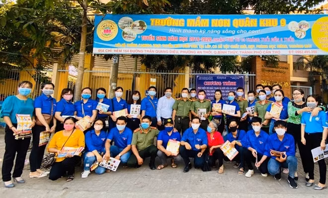 1.000 khẩu trang và 200 chai nước rửa tay diệt khuẩn được cán bộ chiến sĩ chuẩn bị, tặng cho người dân.
