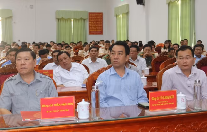 Lãnh đạo Tỉnh ủy, UBND tỉnh Vĩnh Long dự buổi lễ.