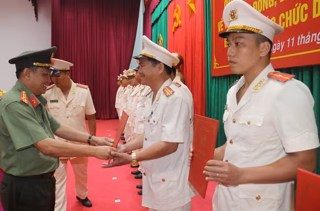 Đại tá Đoàn Minh Lý, Giám đốc Công an tỉnh Vĩnh Long trao các quyết định điều động công tác.
