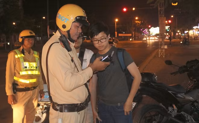 Sau khi kiểm tra, cán bộ làm nhiệm vụ cảm ơn người tham gia giao thông đã hợp tác thực hiện việc đo nồng độ cồn.