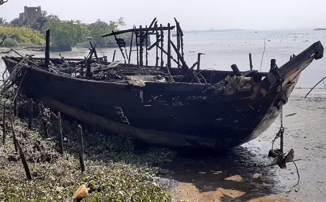 Chiếc tàu du lịch bị cháy rụi.