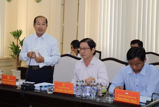 Phó Chủ tịch UBND tỉnh Đồng Tháp Đoàn Tấn Bửu, phát biểu tại cuộc họp.