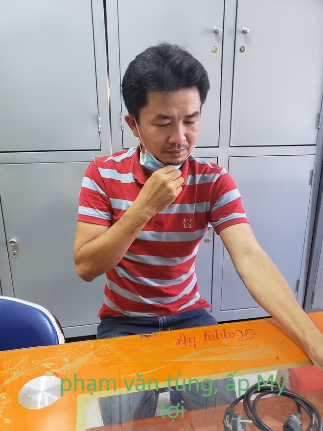 Phạm Văn Tùng bị bắt quả tang, đưa về trụ sở Công an.