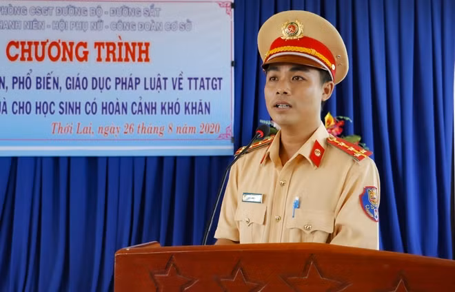 Hoạt động tặng quà kết hợp với tuyên truyền, giúp các em nâng cao ý thức chấp hành luật giao thông.