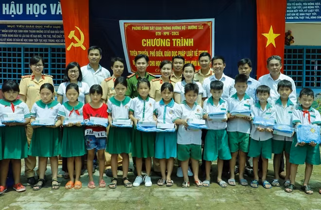Các em học sinh vượt khó học giỏi, học sinh có hoàn cảnh khó khăn trên địa bàn huyện Thới Lai và huyện Cờ Đỏ được tặng quà tại buổi tuyên truyền.
