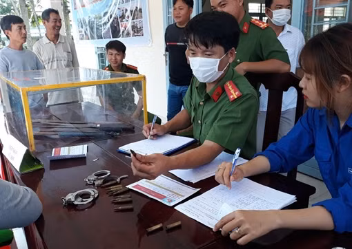 Phát động người dân giao nộp vũ khí, vật liệu nổ, công cụ hỗ trợ và pháo nổ ảnh 2