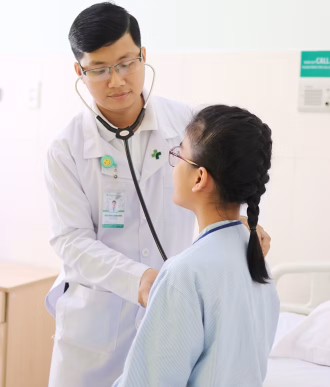 Bác sĩ khám, chăm sóc cho bệnh nhi.