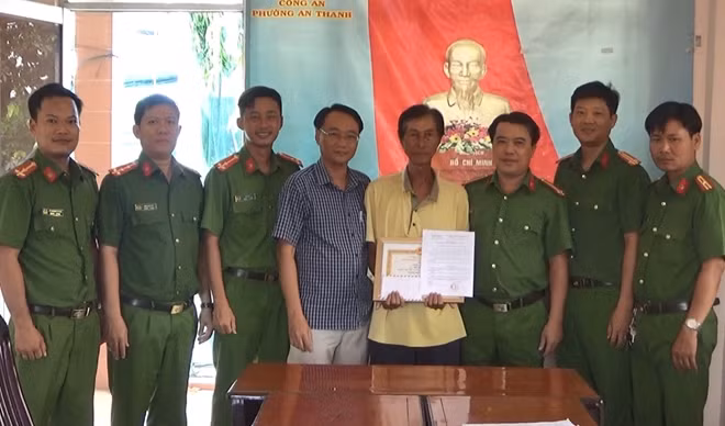 Công an thị xã Hồng Ngự trao khen cho người đàn ông bán vé số.