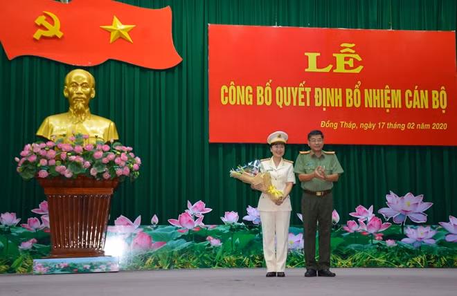 Đại tá Nguyễn Văn Hiểu, Giám đốc Công an tỉnh Đồng Tháp chúc mừng Thượng tá Võ Thị Hoài Ngọc được lãnh đạo Bộ Công an bổ nhiệm giữ trọng trách mới.