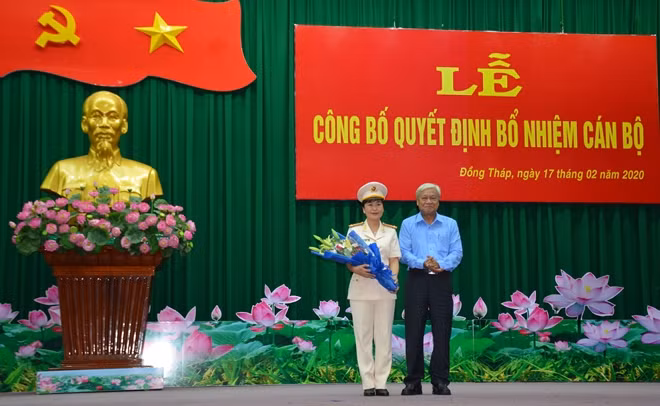 Đồng chí Nguyễn Tôn Hoàng, Phó Bí thư thường trực Tỉnh ủy Đồng Tháp tặng hoa chúc mừng nữ Phó giám đốc Công an.