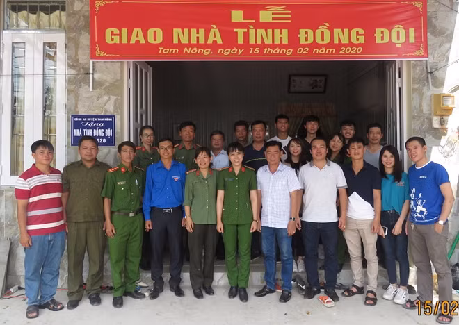 Công an huyện Tam Nông trao nhà cho đồng chí Đỗ Thị Thúy Quyên.