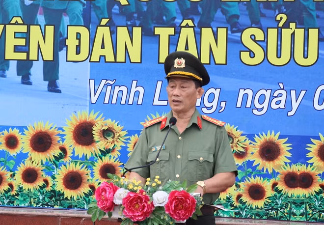 Đại tá Phan Ngọc Tính, Phó giám đốc Công an tỉnh Vĩnh Long phát động cao điểm tấn công, trấn áp các loại tội phạm.