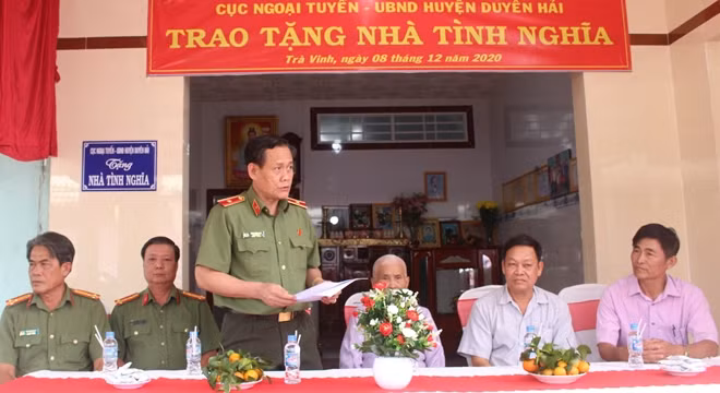 Thiếu tướng Đoàn Hùng Sơn, Cục trưởng Cục Ngoại tuyến chia sẻ niềm vui cùng gia đình tại buổi trao nhà.