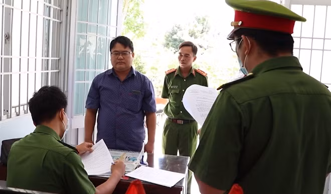 Cơ quan điều tra tống đạt quyết định khởi tố bị can Phạm Thanh Hải.