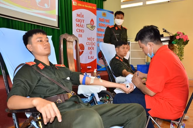 Cán bộ chiến sĩ tham gia hiến máu.