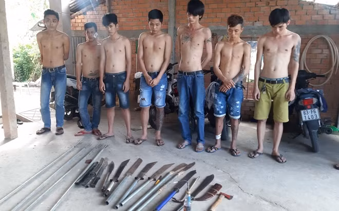 Nhóm thanh niên cùng tang vật.