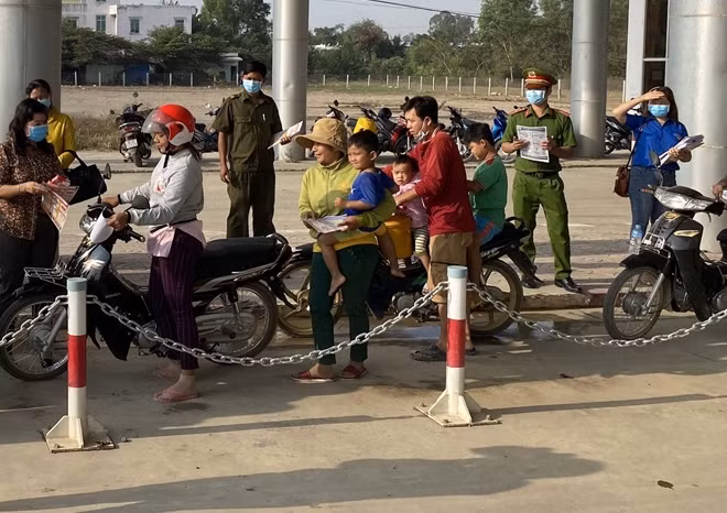 Lực lượng Công an phát tờ rơi, tuyên truyền phòng chống dịch COVID-19 tại cửa khẩu quốc tế Dinh Bà, Tân Hồng, Đồng Tháp