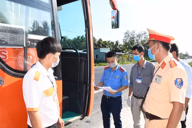 Các lực lượng phối hợp, kiểm tra, siết chặt hoạt động vận tải, nâng cao công tác phòng chống dịch bệnh COVID-19.