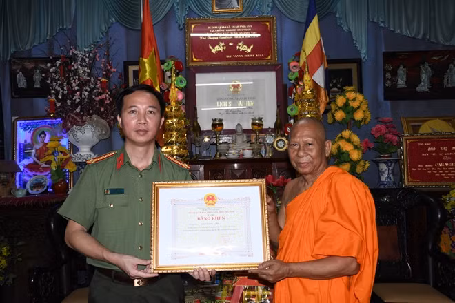 Đại tá Vũ Hoài Bắc, Giám đốc Công an tỉnh Trà Vinh trao bằng khen hòa thượng Thạch Sok Xane.