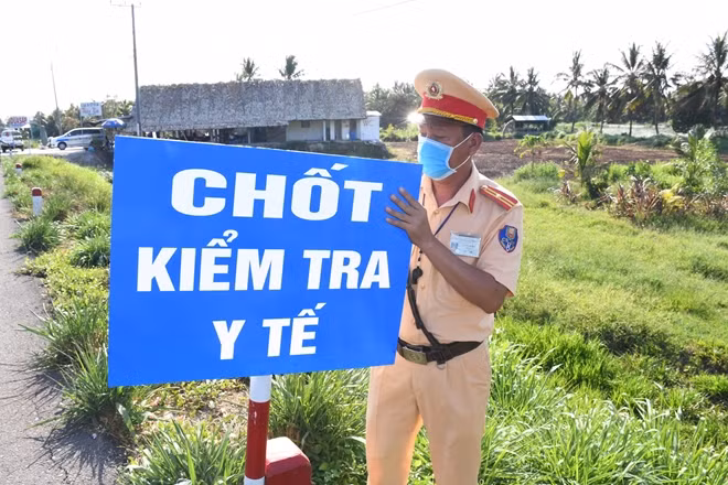 Cảnh sát giao thông Công an tỉnh Trà Vinh phối hợp, triển khai các chốt kiểm tra y tế.
