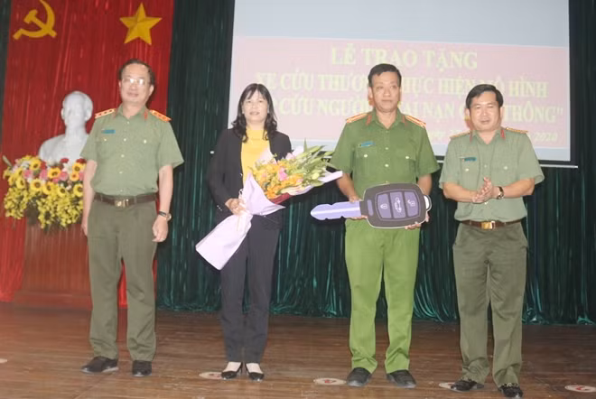Thứ trưởng Nguyễn Văn Thành tại buổi lễ trao ôtô cứu thương.