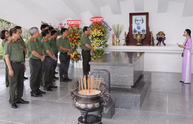 Thứ trưởng Nguyễn Văn Thành cùng đoàn công tác đã đến dâng hoa dâng hương tại Khu di tích Nguyễn Sinh Sắc.