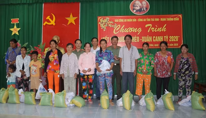 Đại diện Báo CAND, Công an tỉnh Trà Vinh, Mạnh thường quân và cấp ủy, chính quyền địa phương trao cho người dân tại xã Mỹ Hòa.
