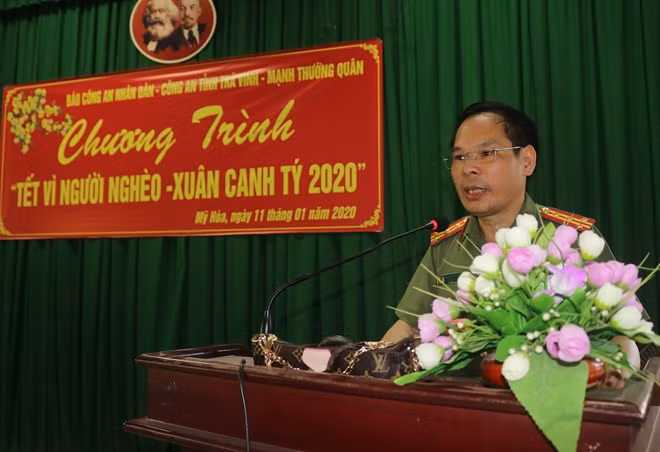 Đại tá Trần Thanh Phong, Phó Tổng Biên tập Báo CAND chia sẻ với người dân tại buổi trao quà ở Trà Vinh.