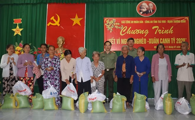 Đại tá Trần Thanh Phong và Đại tá Huỳnh Văn Thình trao quà Tết cho người dân tại xã Mỹ Hòa.
