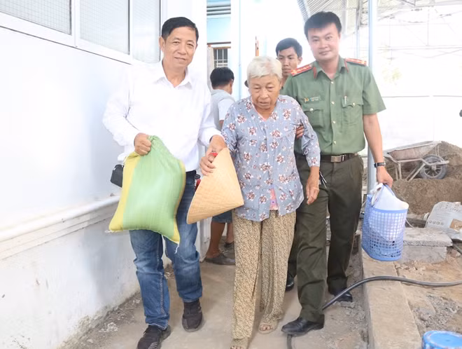 Những phần quà Tết gồm các nhu yếu phẩm và tiền mặt được Mạnh thường quân và Công an tỉnh Trà Vinh trao tận tay cho người dân.