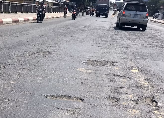 Tuyến đường Nguyễn Văn Linh qua cầu Hưng Lợi (quận Ninh Kiều) nối vào đường Võ Nguyên Giáp, dài khoảng 2 km. Thời gian qua, mặt đường xuống cấp nghiêm trọng, xuất hiện hàng loạt “ổ gà”, tiềm ẩn tai nạn giao thông.
