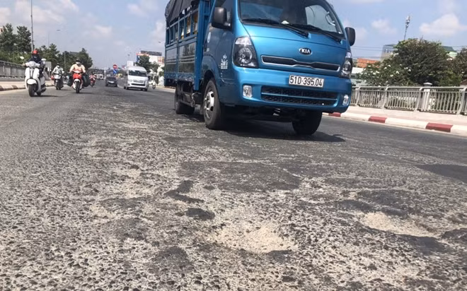 Theo nhiều người dân thường di chuyển qua cầu Hưng Lợi, tuyến đường từ nút giao thông IC3 đến ngã tư Nguyễn Văn Linh, xuất hiện rất nhiều “ổ gà” suốt nhiều tháng qua nhưng không được ngành giao thông vận tải khắc phục kịp thời. “Tuyến đường này rất nguy hiểm, chi chít “ổ gà”. Chỉ cần sơ xảy một chút là dẫn đến tai nạn. Thực tế đã có người chết vì va chạm giao thông, té ngã trên cầu Hưng Lợi”, chị Lan ngụ phường Phú Thứ chia sẻ.