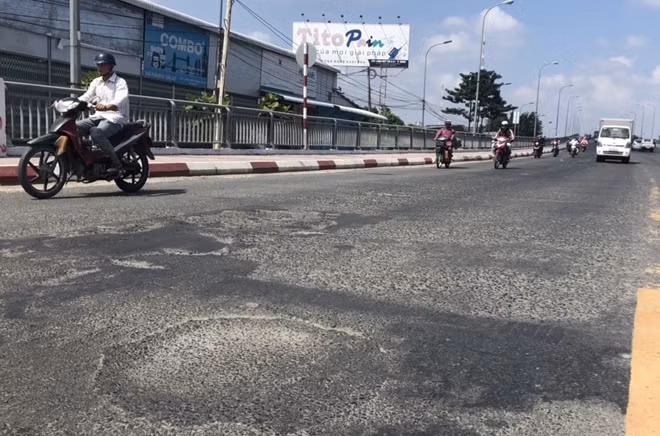 Vụ xe tải bị lật trên đường Nguyễn Văn Linh vào ngày 2/11, “ổ gà” tại khu vực này nhanh chóng được dặm vá. “Còn những “ổ gà” khác trên cầu Hưng Lợi thì vẫn như cũ.