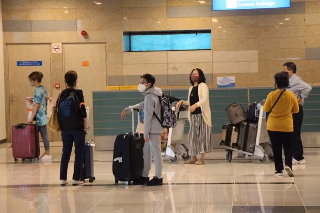 215 hành khách trở về từ Singapore, sau đó được đưa đến khu cách ly.