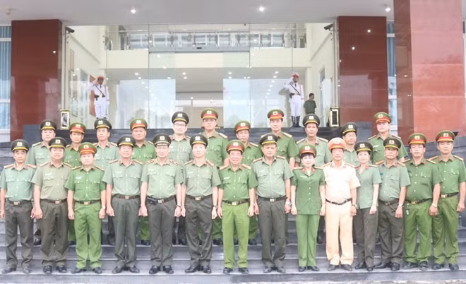 Thiếu tướng Lê Tấn Tới chụp ảnh cùng Ban giám đốc, lãnh đạo các phòng nghiệp vụ thuộc Công an tỉnh Trà Vinh.