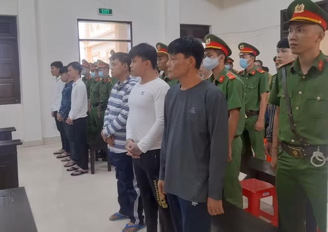Tân và nhóm bị cáo tại phiên tòa.