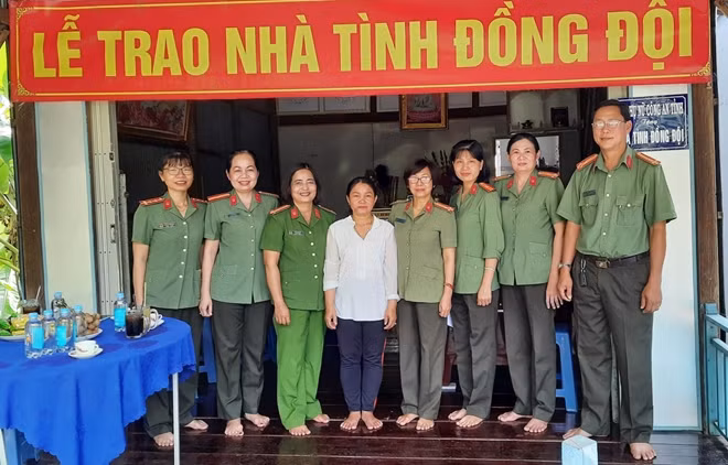 Công an tỉnh Đồng Tháp trao nhà cho hội viên.