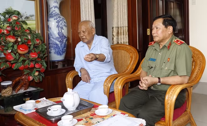 Thiếu tướng Nguyễn Văn Thuận, Giám đốc CATP Cần Thơ thăm hỏi sức khỏe đồng chí Lê Phước Thọ.