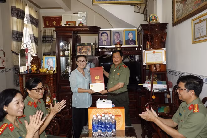 Công an TP Cần Thơ đến thăm và tặng quà đồng chí Đại tá Trương Thị Mỹ, Anh hùng LLVTND.