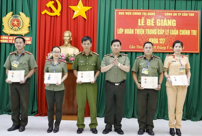 Trung tướng Trần Vi Dân trao chứng nhận cho các học viên.
