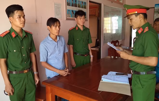 Cơ quan điều tra tống đạt quyết định khởi tố bị can.