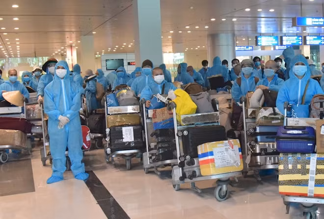 Các công dân đáp xuống sân bay Cần Thơ.