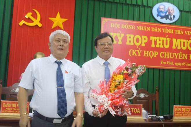 Đồng chí Đồng Văn Lâm tặng hoa chúc mừng đồng chí Lê Văn Hẳn được bầu làm Chủ tịch UBND tỉnh Trà Vinh.