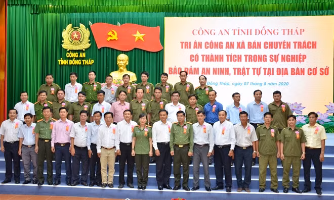 Các đại biểu dự hội nghị, chụp ảnh lưu niệm.