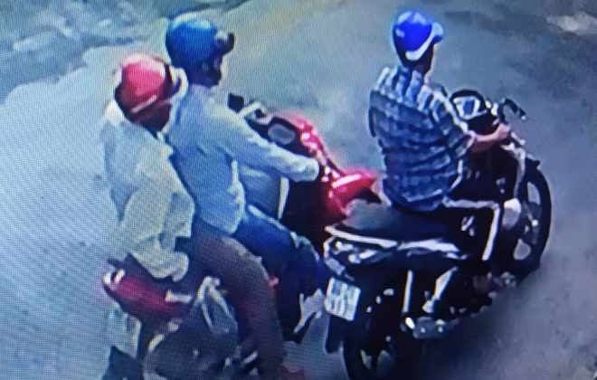 Đối tượng chở ông Phong (ngồi trước), lấy trộm xe máy.