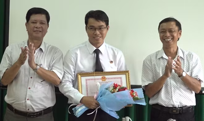 Lãnh đạo TP Sa Đéc trao bằng khen và tặng hoa chúc mừng thẩm phán Phạm Văn Tuấn Em.