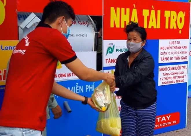 "ATM gạo" trên đường Phạm Thái Bường, TP Vĩnh Long.