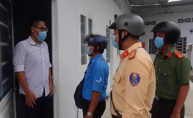 Các chiến sĩ Công an đến tận nhà trọ "rước" thí sinh ngủ quên.