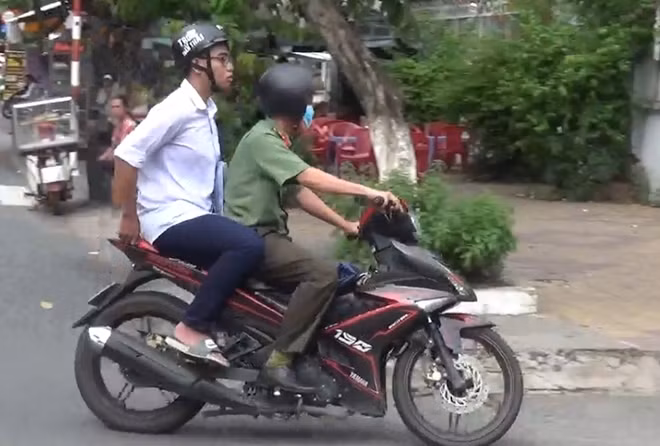 Chiến sĩ Công an đến tận nhà trọ đón thí sinh ngủ quên.